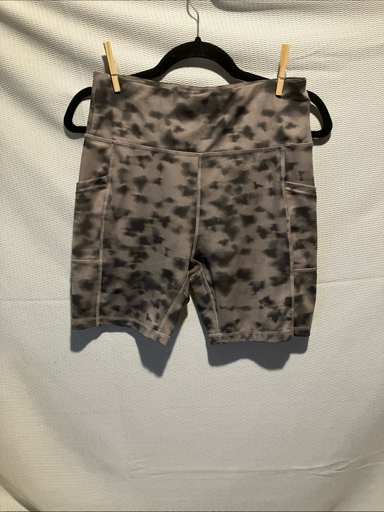 Ebb & Flow Pants - High-Rise Gray Tie-Dye Bike Shorts with Side Pockets